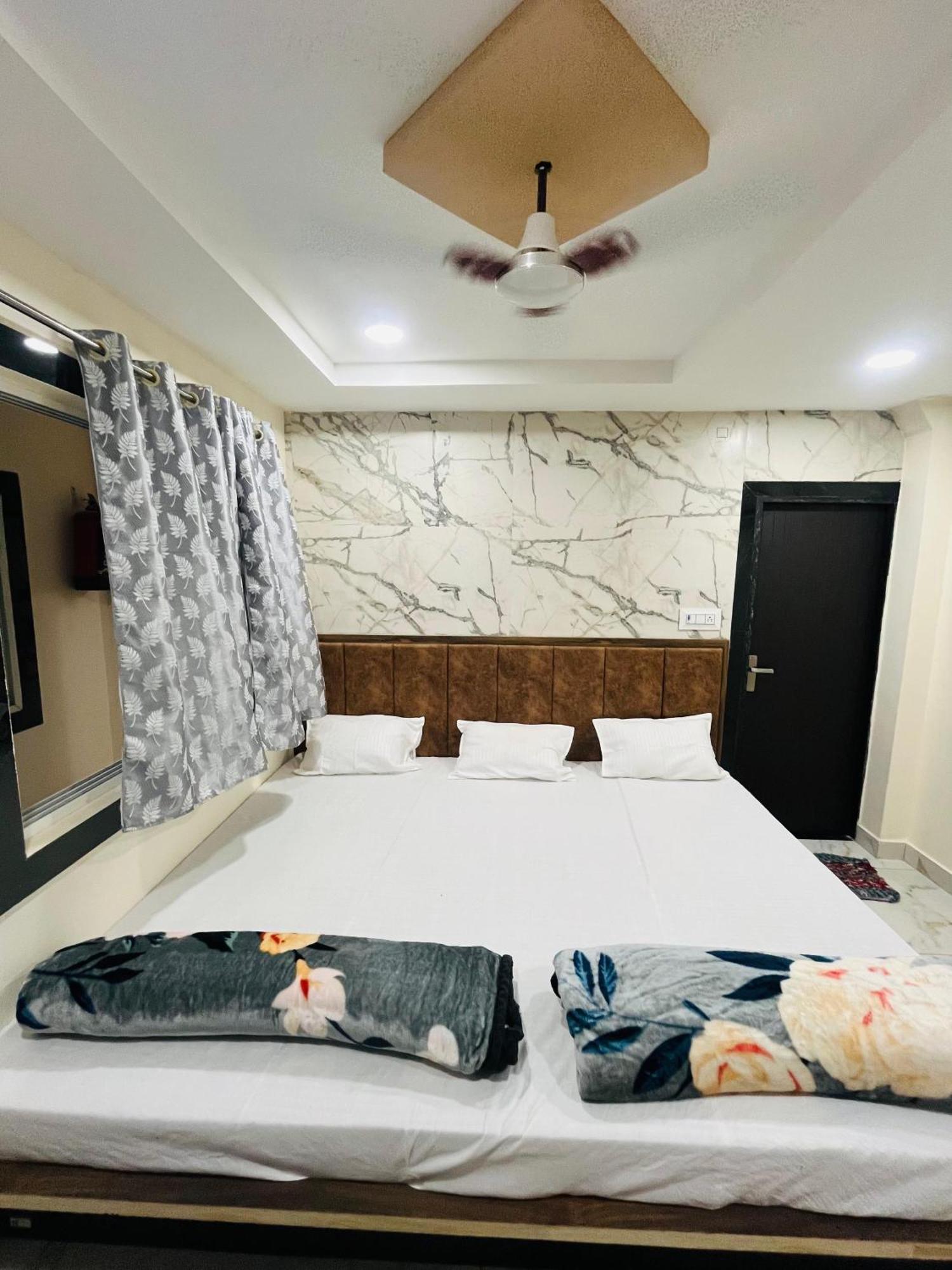 Hotel Sk Tower Ujjain Esterno foto