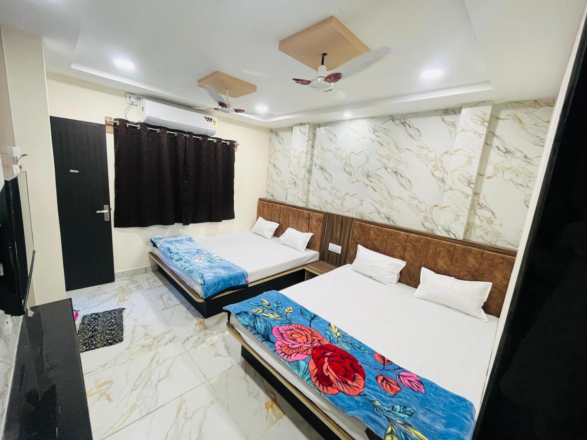 Hotel Sk Tower Ujjain Esterno foto