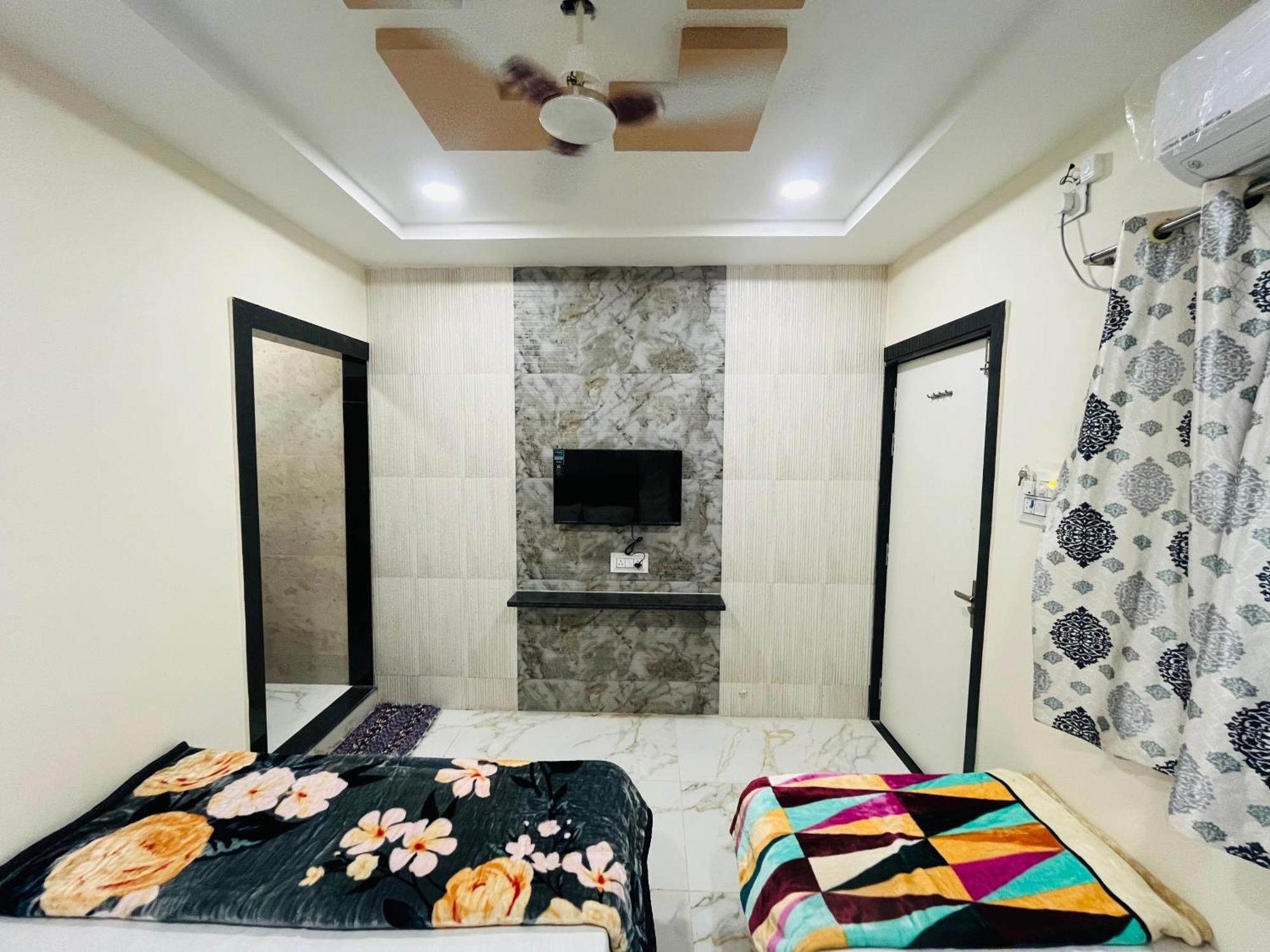 Hotel Sk Tower Ujjain Esterno foto