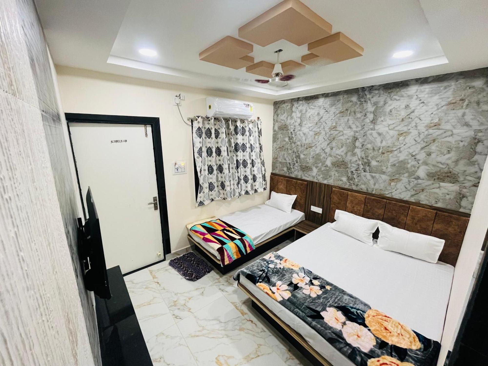 Hotel Sk Tower Ujjain Esterno foto