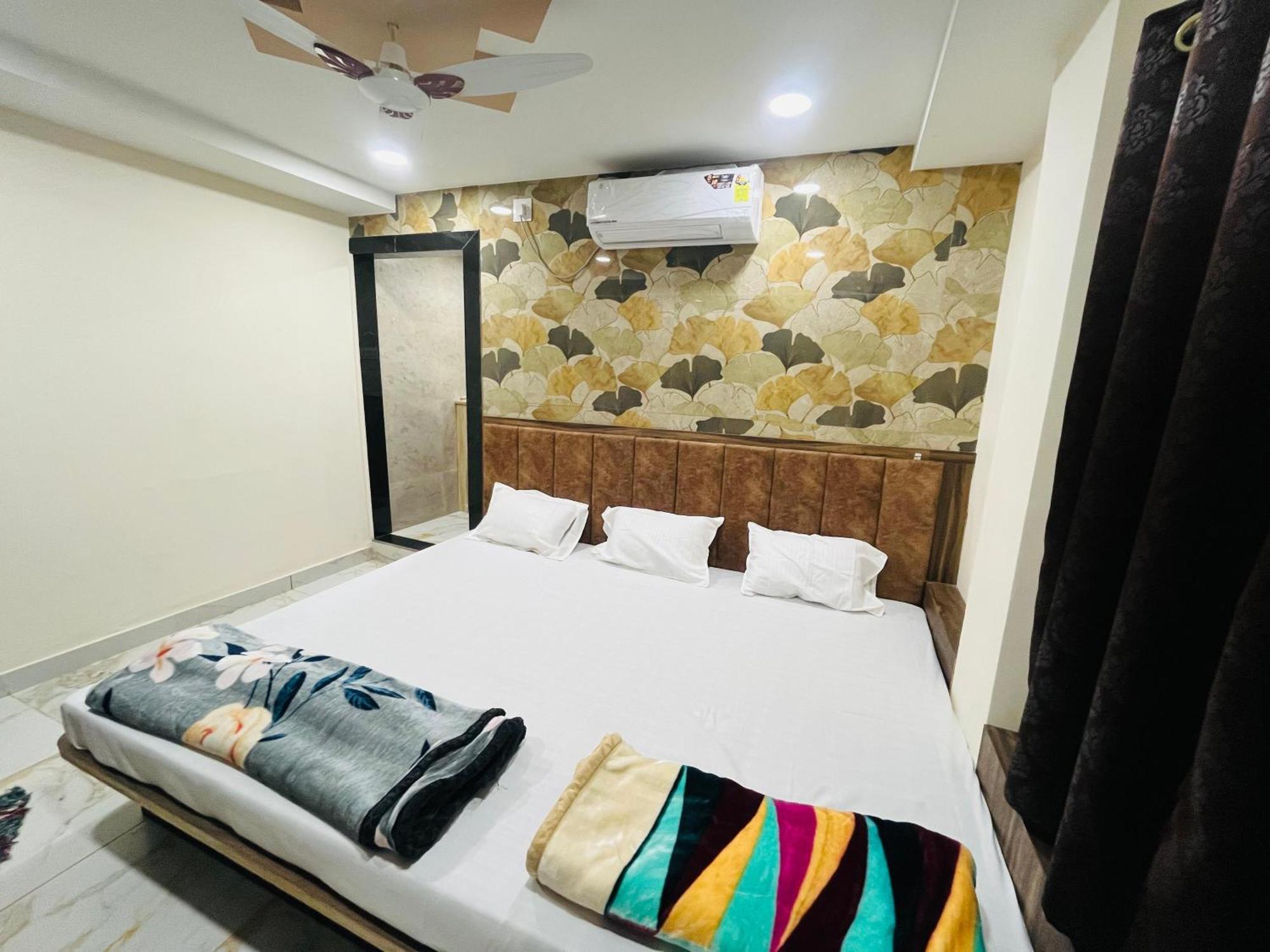Hotel Sk Tower Ujjain Esterno foto